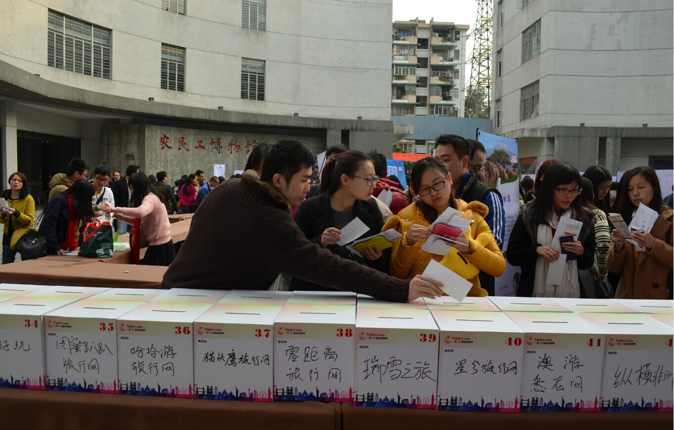 子品牌孵化大赛：投资者们郑重将投资券放入箱中